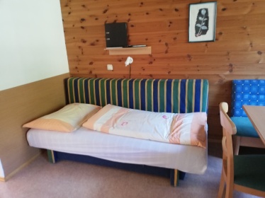 Schlafcouch im Wohn- und Essbereich