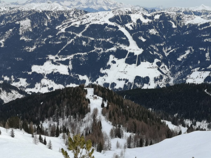 Ausblick vom Penkkopf auf die Kleinarler Hütte.